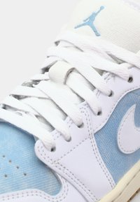 Jordan AIR JORDAN 1 LOW SE - Visoke tenisice - worn blue/white/light brown/sail