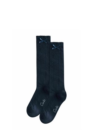 Paar schwarze gerippte knielange Socken mit kleinen schwarzen Schleifen oben und "Clarks"-Aufdruck nahe den Zehen.