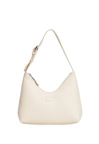 Kremfarvet skuldertaske i læder med en buet form, justerbar strop, lynlåslukning og et lille rektangulært logo foran. Glat tekstur.