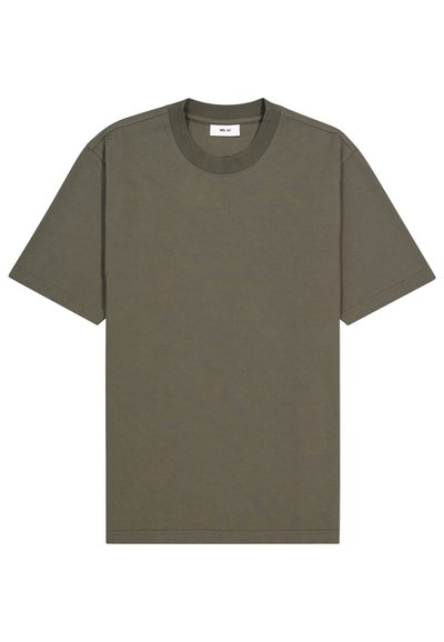 Oliven grøn T-shirt lavet af bomuld, har rund hals, korte ærmer og en afslappet pasform. Ingen mønstre eller accenter synlige.