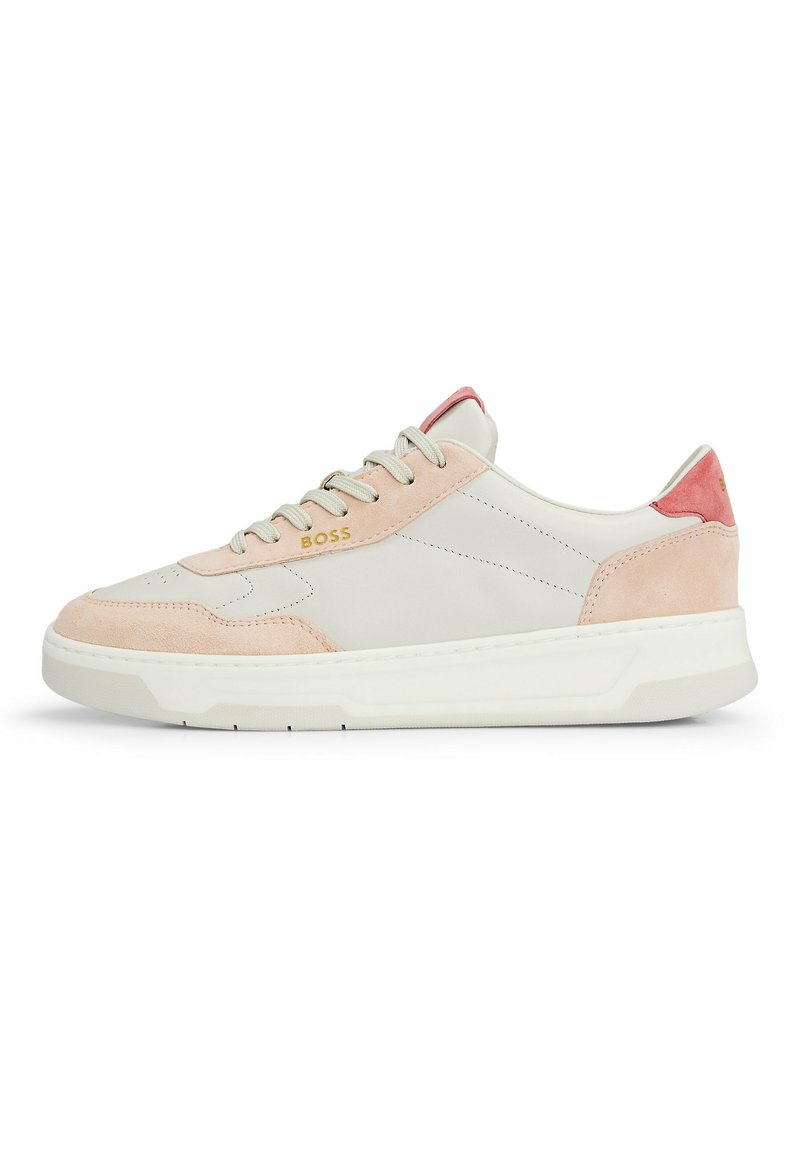Sneaker bianco e blush con accenti in camoscio, lacci piatti e suola in gomma bianca. Presenta il marchio sui lati e sul tallone. Materiali lisci e texture.