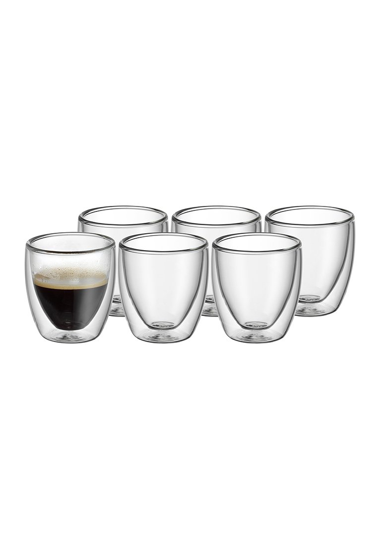 Juego de seis tazas de espresso de vidrio doble pared, transparente, de forma redondeada, con una base más gruesa y un acabado elegante. Una taza contiene espresso oscuro.