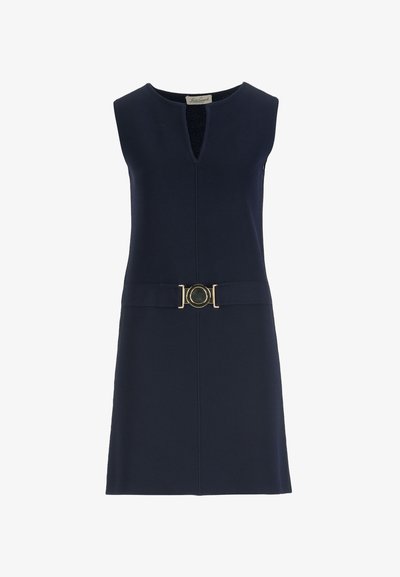 Tmavomodré šaty bez rukávov s výstrihom do V a rovnakým látkovým opaskom s okrúhlou zlatou prackou v páse.