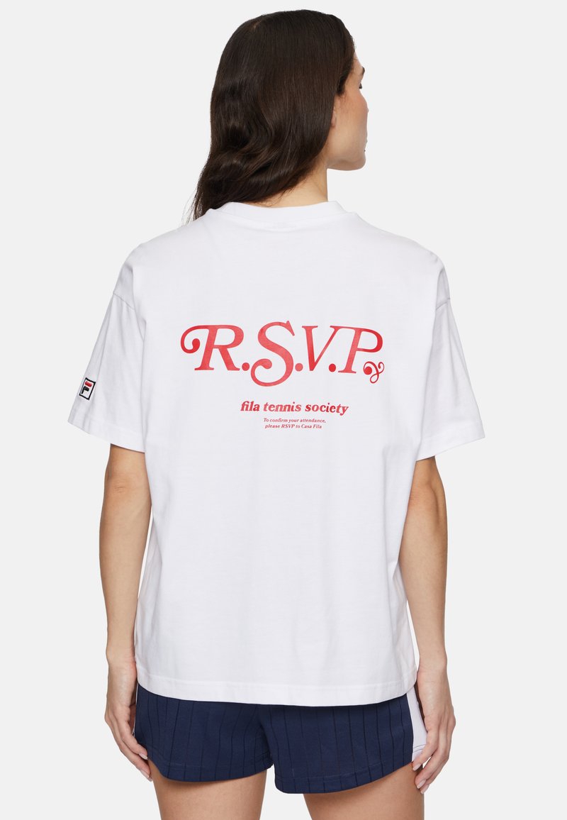 Valkoinen puuvillapaita, jossa on punainen "R.S.V.P." ja "fila tennis society" -teksti selässä. Rentomallinen, lyhythihainen ja pyöreäkauluksinen.