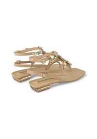 Sandali beige con tacco piatto, presentano multiple cinghie, gemme decorative e una soletta testurizzata. Accent d'oro alla base del tacco. Nome del marchio impresso all'interno.