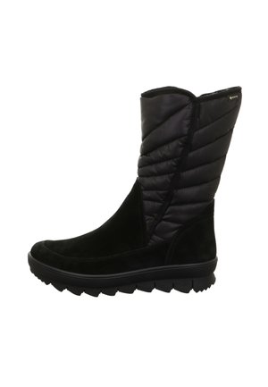 Černá zimní bota do poloviny lýtek s prošívaným nylonovým svrškem, semišovým spodkem, silnou gumovou podrážkou a označením GORE-TEX blízko horního okraje.