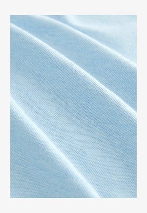 Tela azul clara con un tejido texturizado, que presenta pliegues suaves y lisos y un patrón sutil. Adecuada para aplicaciones en ropa o textiles.