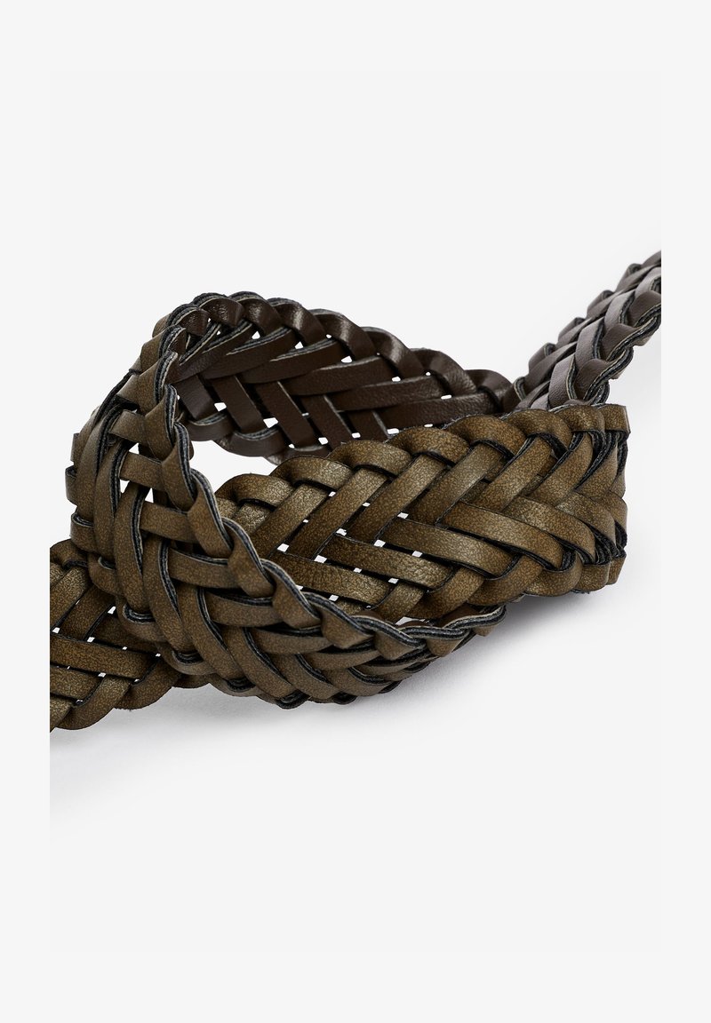 Ceinture en cuir marron tressé avec un motif entrelacé affichée sur un fond blanc.