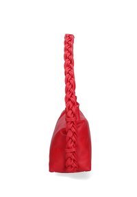 Sac à main en cuir rouge avec une épaisse bandoulière tressée vue de côté, mettant en valeur la texture de la bandoulière et la surface lisse du sac.