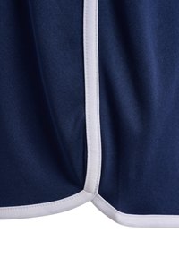 Marinblå atletisk topp med en slät textur och kontrasterande vit kant längs halsringningen och sidorna, med en ren, minimal design.