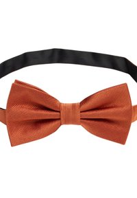 Orange satin fluga med diagonalt randig textur, med en central knut och ett justerbart svart band. Formell accessoar.