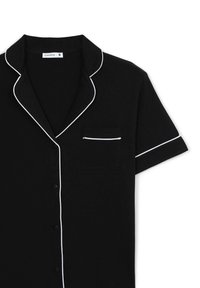 Maglietta nera a maniche corte con colletto a contrasto bianco e bottoni, dotata di una tasca sul petto. Realizzata in tessuto morbido.
