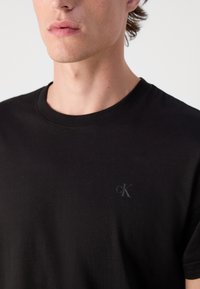 Calvin Klein Jeans TEXTURED MONOLOGO TEE - T-shirt med print - black