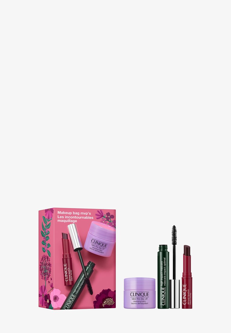 Ensemble de maquillage Clinique avec un pot de baume nettoyant violet, un mascara noir avec applicateur, et un rouge à lèvres rouge foncé sur un emballage floral rose.