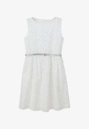 Bílé šaty bez rukávů s texturovaným vzorem z očkované látky, s přiléhavým živůtkem a nabíranou sukní, stažené v pase stříbrným páskem.