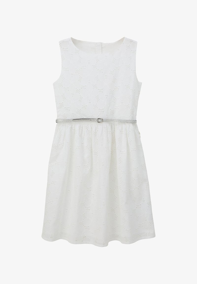 Robe blanche sans manches avec un motif ajouré texturé, un corsage ajusté et une jupe froncée, cintrée à la taille par une ceinture argentée.