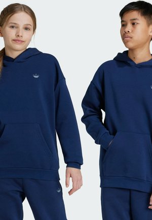 Sudaderas azul marino hechas de un tejido suave, con un bolsillo frontal y puños acanalados. Incluye un pequeño logo en el pecho. Combinadas con pantalones a juego.