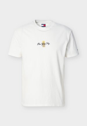T-shirt blanc à manches courtes avec col rond, texte « New York City » et graphique jaune au centre de la poitrine, logo Tommy Jeans sur le col et la manche.
