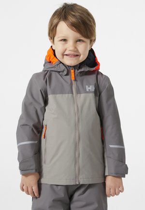 Chaqueta impermeable gris con acentos naranjas, bolsillos con cremallera y tiras reflectantes. Cuenta con capucha y cremallera frontal para facilitar su uso.