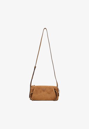 Petit sac à bandoulière rectangulaire en daim marron avec bandoulière réglable et logo métallique triangulaire au centre avant.
