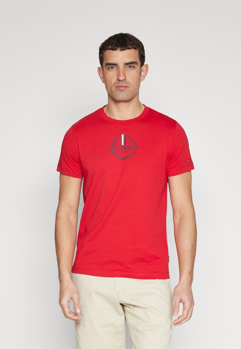 Tommy Hilfiger - GLOBAL STRIPE WREATH TEE - Trükipildiga T-särk - primary red, Suurenda