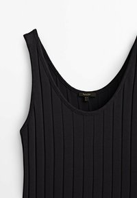 Top in cotone nero a coste con spalline larghe e scollatura a barchetta. Realizzato in un tessuto elasticizzato, presenta coste verticali su tutta la superficie.