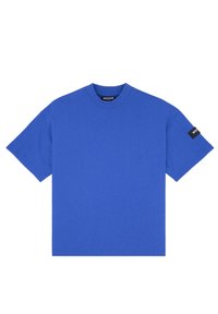 T-shirt en coton bleu à manches courtes, col rond et une petite étiquette noire sur la manche gauche. Design simple, coupe droite.