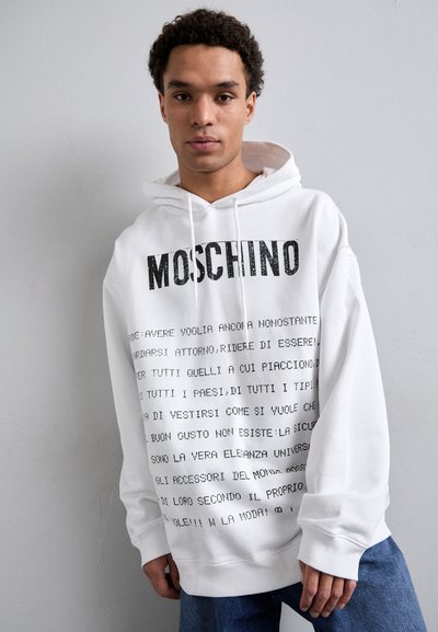 Weißer Hoodie mit schwarzem "Moschino"-Logo und gedrucktem Text in verschiedenen Schriftarten. Hergestellt aus weichem Material mit lässiger Passform und Kordelzugkapuze.