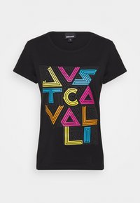 Černé bavlněné tričko s geometrickým vzorem v modré, růžové, žluté a oranžové barvě na přední straně. Kulatý výstřih a krátké rukávy.