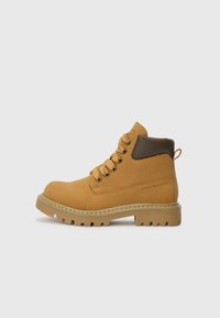 Botte de randonnée tan avec des accents en cuir brun, design à lacets, col rembourré et semelle en caoutchouc robuste avec un profond relief pour une meilleure traction.