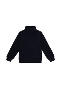 Czarna bluza z kapturem, wysoki kołnierz, długie rękawy, ściągacze na rękawach i u dołu, teksturowana tkanina. Na plecach brak widocznych logo i wzorów.