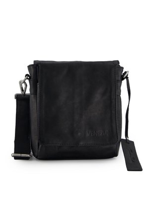 Sort læder crossbody-taske med justerbar rem, klaplukning og præget "VENEZIA" logo foran samt et hængende lædermærke.