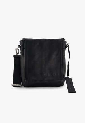 Zwarte leren crossbodytas met verstelbare riem, klepsluiting en reliëf "VENEZIA"-logo aan de voorkant, plus een hangend leren label.