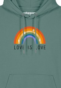 Groene hoodie met een regenbooggrafiek en de tekst "LIEFDE IS LIEFDE" in het zwart eronder. Voorzien van metalen oogjes en aansnoerkoord, met een voorzak.