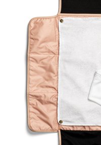 Fällbar skötmatta i rosa tyg med en mjuk vit frottémittdel och en kontrasterande svart ytterlayer; tryckknappsstängning på ena sidan.