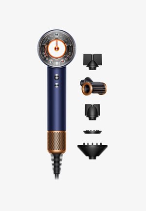 Sèche-cheveux avec un corps bleu marine, des accents cuivrés et un panneau de contrôle circulaire. Comprend plusieurs buses amovibles en noir et cuivre.
