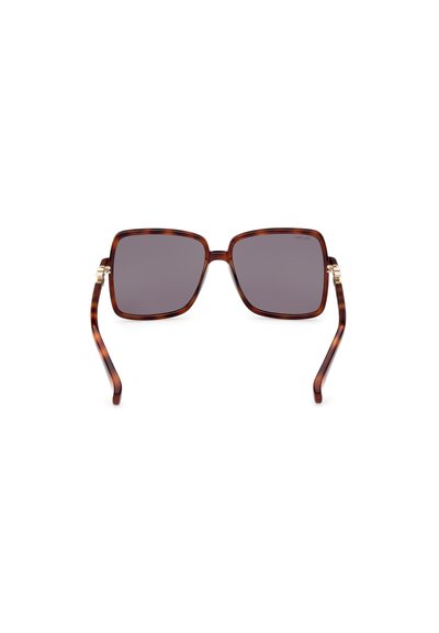 Gafas de sol cuadradas con lentes gris oscuro, aro de plástico de carey, patillas elegantes y detalles en dorado.