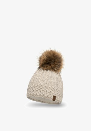 Bonnet en tricot beige avec un grand pompon en fausse fourrure marron sur le dessus, présentant un motif texturé et un petit accent en cuir marron.