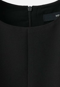 Vestido negro con textura suave, que presenta una cremallera en la espalda y un detalle de costura en el escote. Estructura sutil de la tela sin patrones.