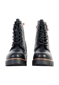 Bottines en cuir noir avec un bout rond, comportant des accessoires en or, des lacets et une fermeture éclair sur le côté. Comprend un accent marron le long de la semelle.