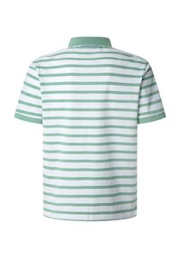 Polo majica s kratkimi rokavi v beli barvi z svetlo zelenimi črtami, ki ima rebrast ovratnik in podrobnosti na ramenih v usklajeni zeleni barvi.