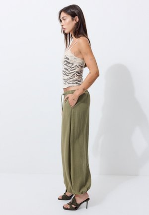 Stradivarius, HEELED TIE SANDALS - Mules à talons - green