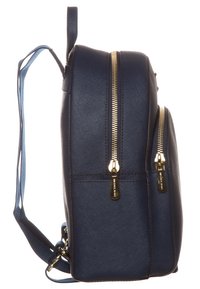 Mochila de cuero azul marino con dos bolsillos con cremallera dorados, correa de hombro ajustable y superficie texturizada. La vista lateral resalta su forma compacta.