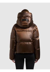 Brązowa kurtka puchowa z wysokim kołnierzem, błyszczącym wykończeniem i poziomym pikowaniem. Posiada etykietę z tyłu oraz szerokie rękawy.