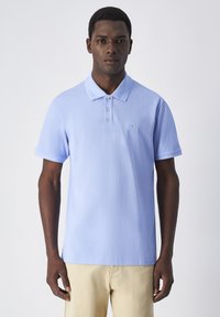 Jasnoniebieska koszulka polo z miękkiej bawełnianej mieszanki, z klasycznym kołnierzykiem, trzema guzikami oraz małym logo na lewej piersi.