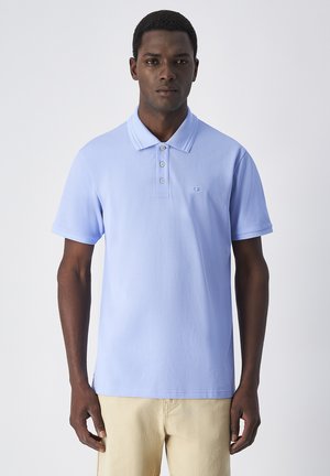 Helles blaues Poloshirt aus einem weichen Baumwollmix, mit einem klassischen Kragen, drei Knöpfen und einem kleinen Logo auf der linken Brust.