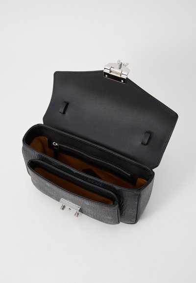 Borsa in pelle con un esterno nero texture, chiusura in metallo argentato e interno marrone. Presenta diversi scomparti, tra cui una tasca con zip.