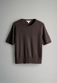 Hnědý krátký pletený svetr s kulatým výstřihem, s hladkou texturou a žebrovanými detaily na rukávech a lemu.