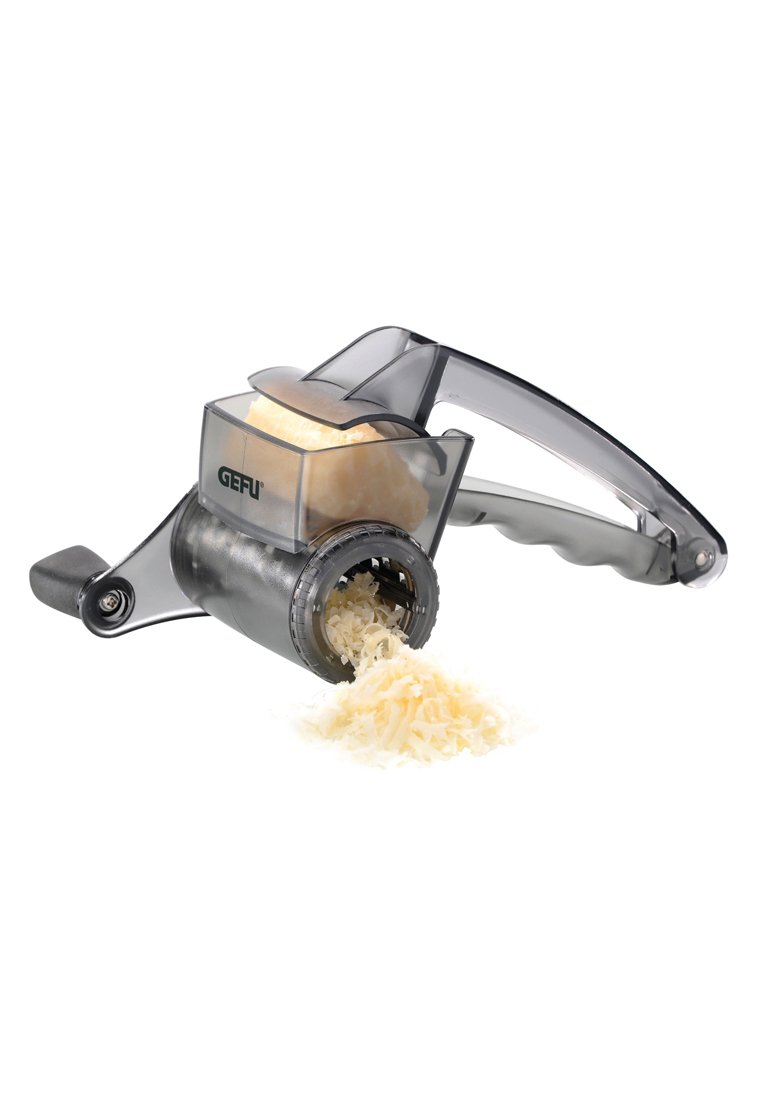 Grattugia rotante per formaggio con corpo trasparente, manico nero e camera di grattugia che rilascia formaggio finemente grattugiato. Progettata per un uso facile.