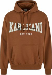 Sweat à capuche marron avec poche frontale, lettres blanches en bloc "KARL KANI,", superposition de signature noire et texte "EST. 1989".